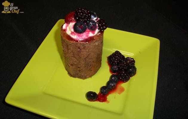 Postre de chocolate y frutos rojos: ¡delicioso!