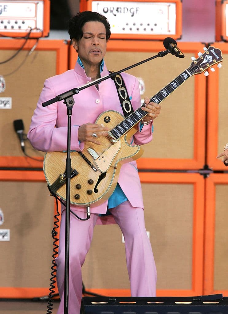 Los 20 inolvidables looks de Prince, un repaso por su increíble vestuario