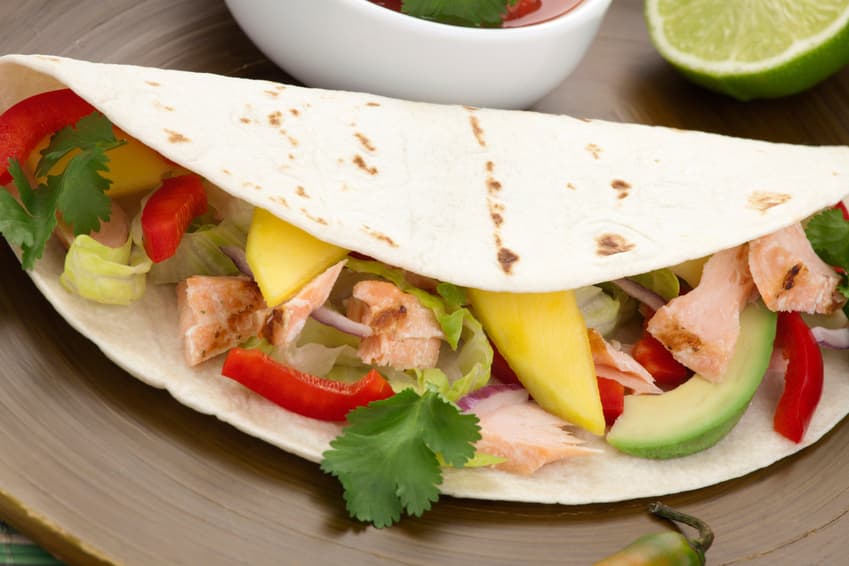 Tacos de salmón con salsa de melocotón