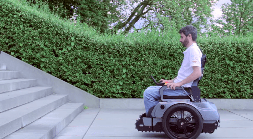 Esta silla de ruedas sube escaleras SOLA, pero tenemos que hablar sobre accesibilidad