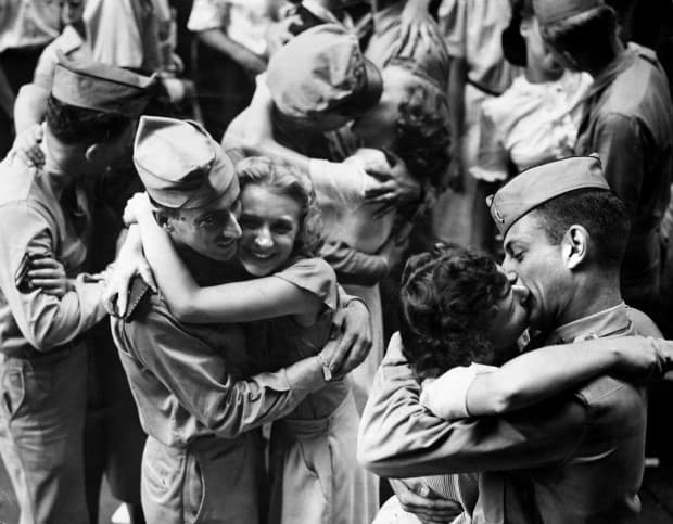 El amor en tiempos de guerra: Estas fotos de parejas en la Segunda Guerra Mundial te estremecerán