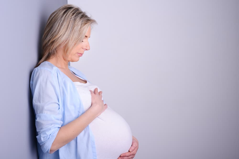 Tiene 60 años y quiere quedar embarazada, ¿corre riesgos ella y el bebé? ¡Entérate aquí!