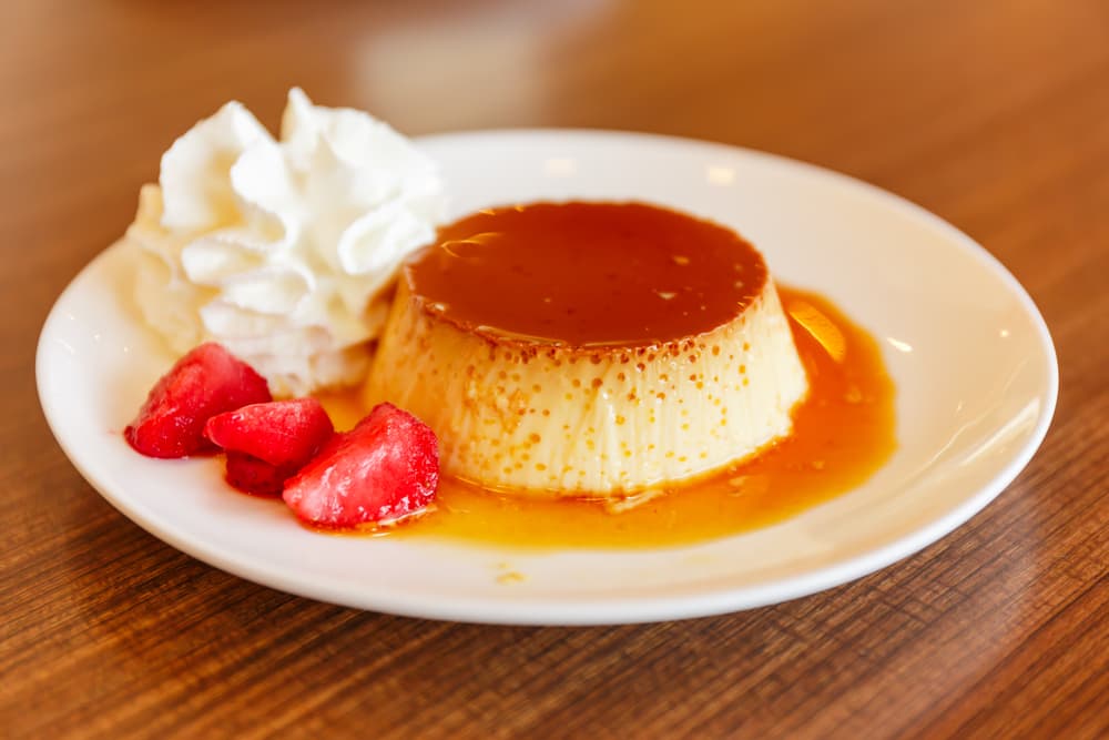 Aprende a preparar este flan casero de dulce de leche en el microondas. ¡Desearás probarlo ya!
