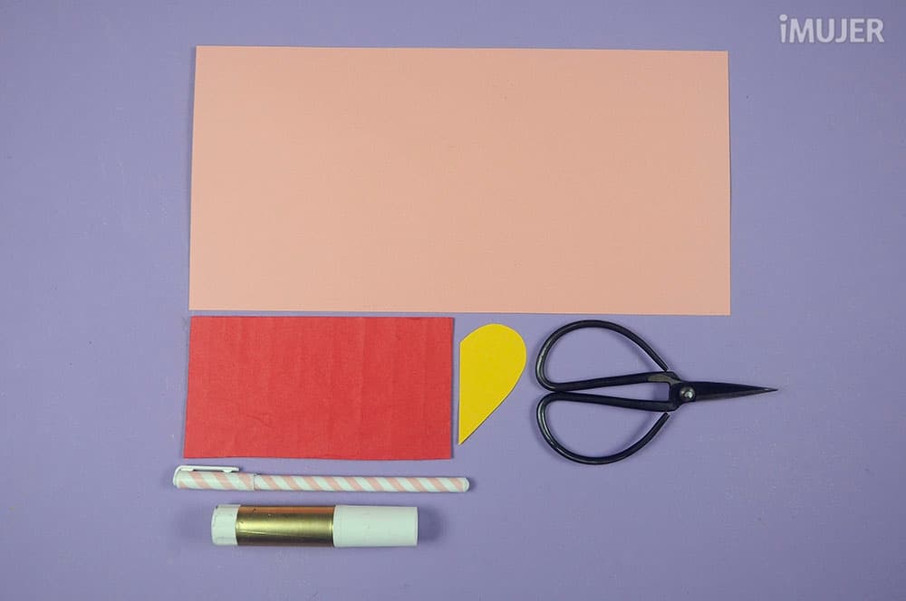 Cómo hacer una tarjeta con corazón de papel panal en casa