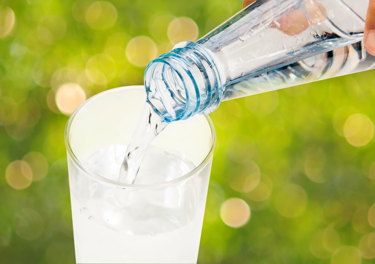 Beber agua con las comidas engorda: ¿mito o realidad?