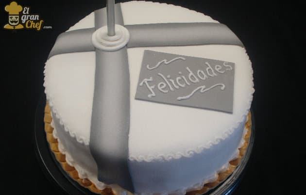 Rellenar una torta con crema granizada y almíbar