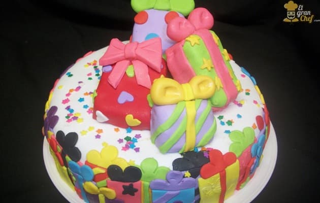 Torta de cumpleaños decorada para regalar