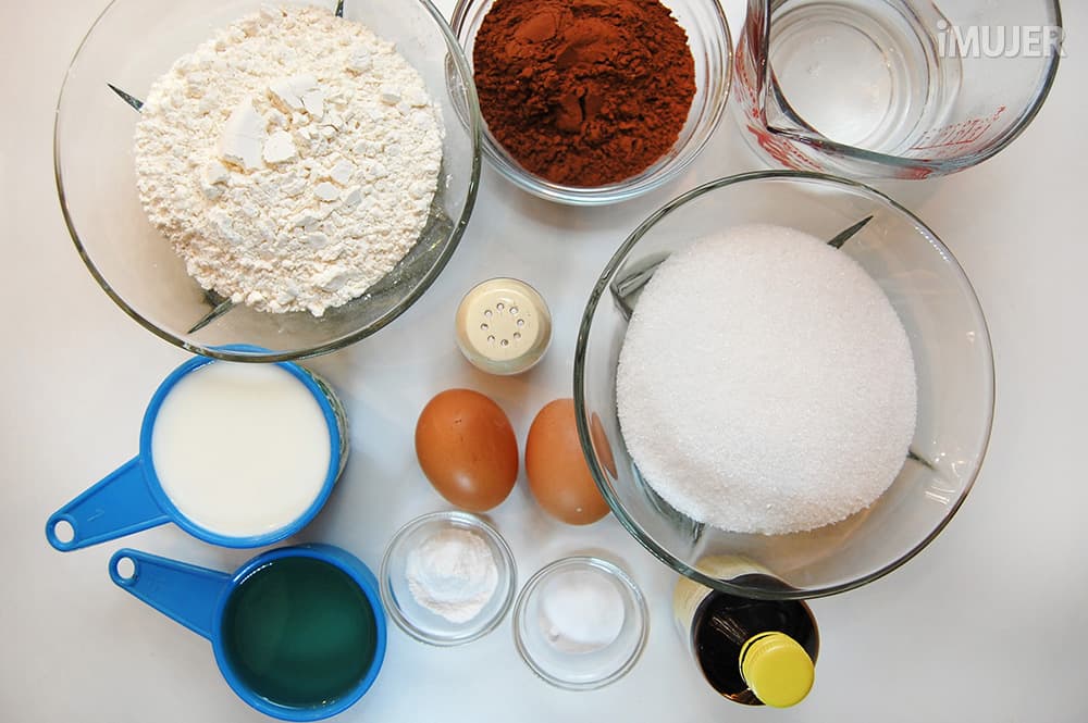 Te enseño cómo preparar una torta de chocolate en fuente para horno