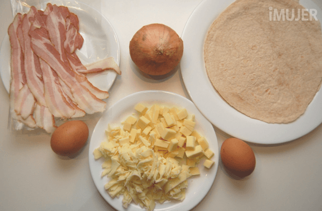 Quesadillas de panceta, cebolla y huevo