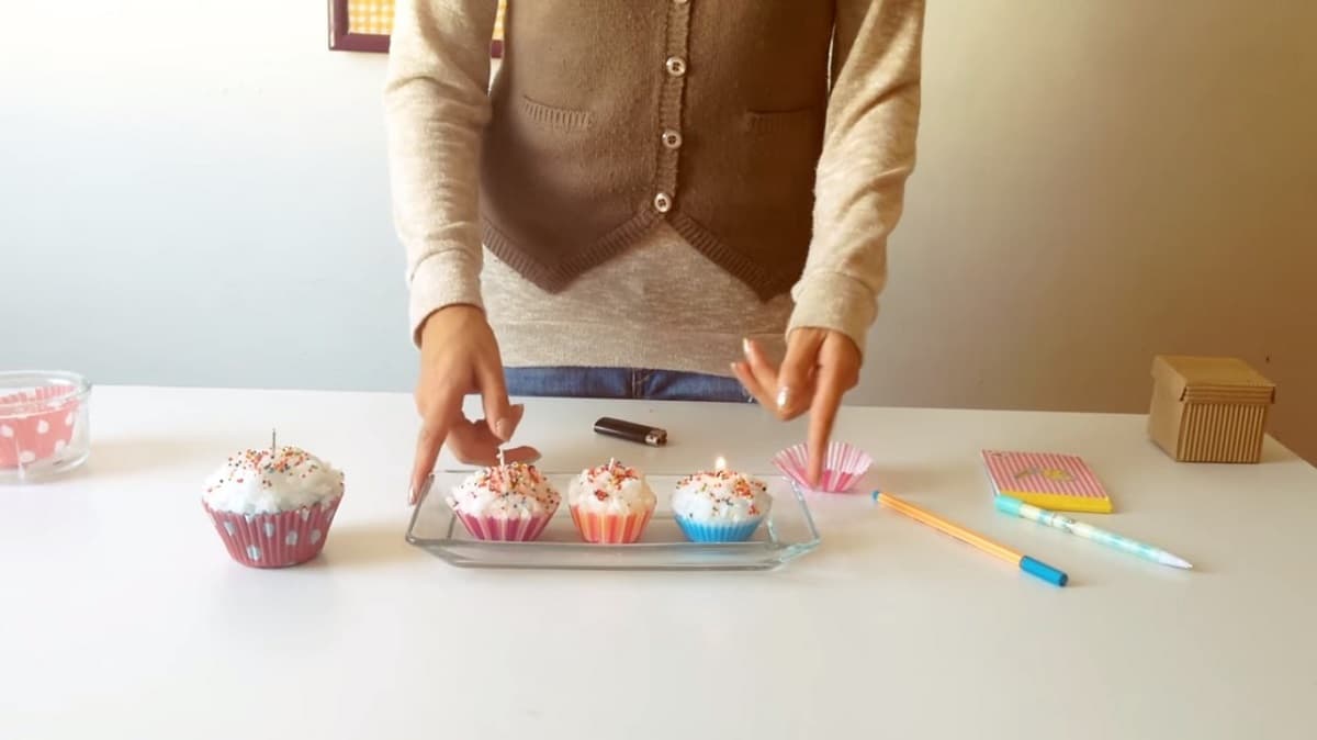 Decora tu casa con velas en forma de cupcake, ¡vas a querer comértelas!