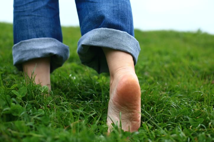 Caminar descalzo: un excelente ejercicio para los pies  