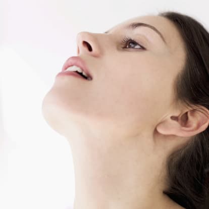 4 formas bien EFECTIVAS de calmar el dolor de garganta