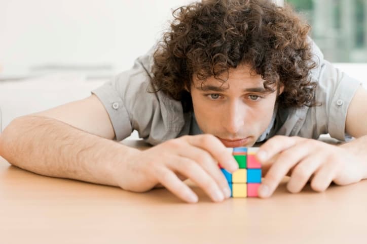 Esta es la forma más fácil y DIVERTIDA de resolver el cubo de RUBIK