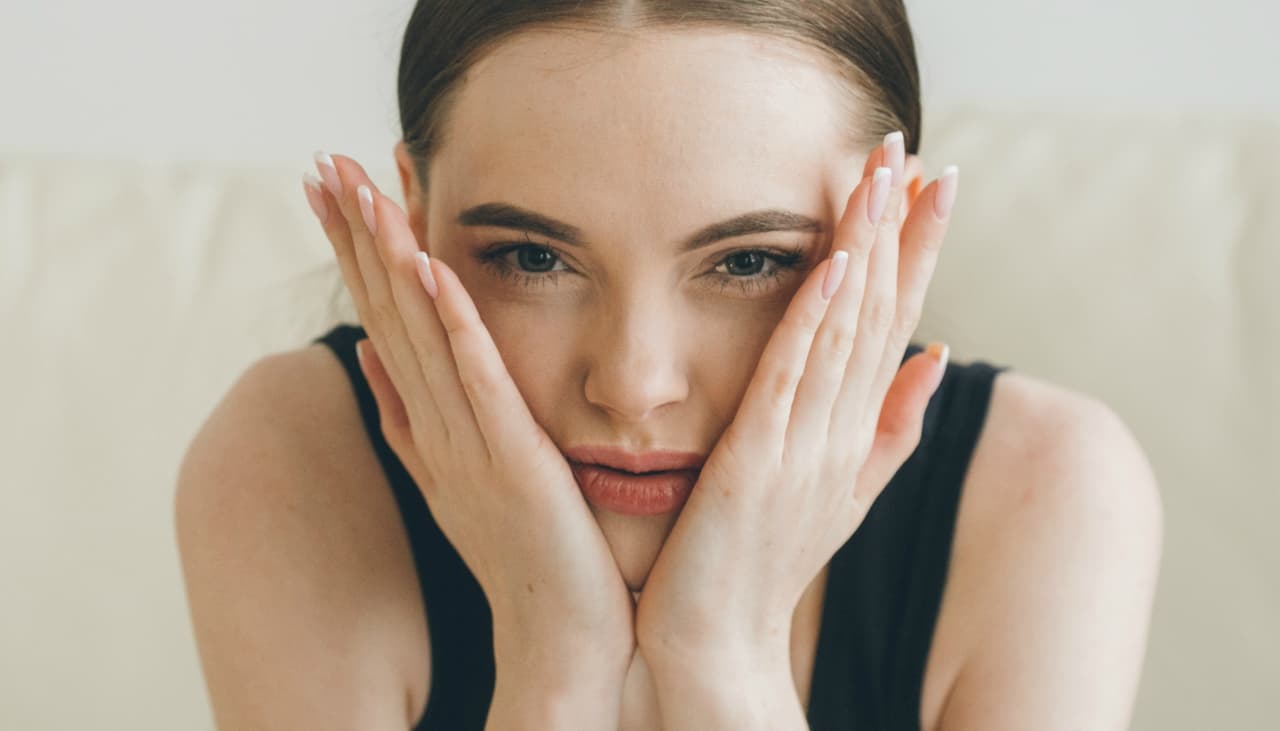 Un hábito muy común (que haces casi todos los días) triplica las arrugas en 10 años