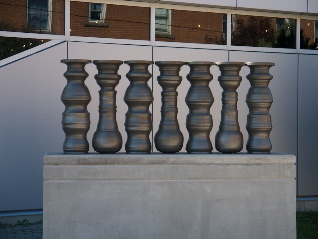 Este artista crea piezas en cerámica y juntas se convierten en ilusiones ópticas hipnotizantes