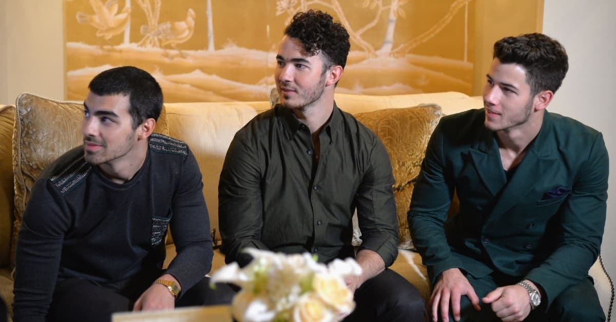 Los Jonas Brothers regresan hechos unos bizcochos para recordarte que ya no tienes 15 años