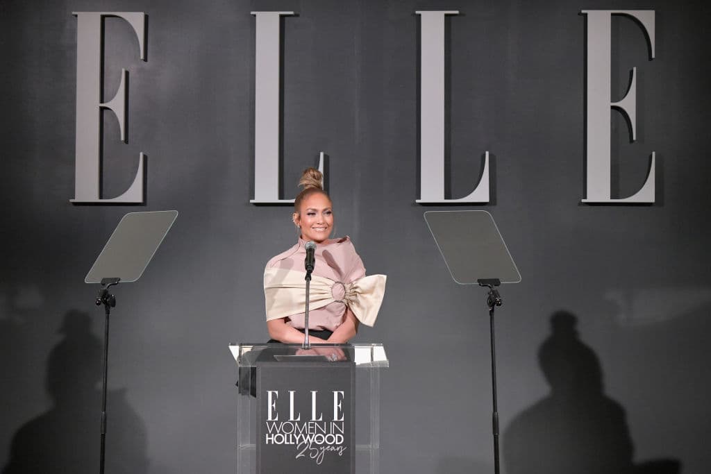 JLo nos descolocó con un excéntrico look que es memorable por la parte de arriba