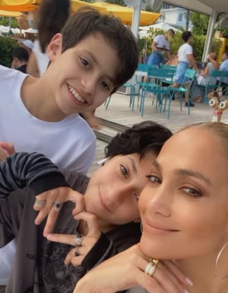 López tuvo a sus mellizos, Emme y ‘Max’, de 14 años, con su exesposo Marc Anthony, con quien se casó precisamente después de que su primera etapa de relación con Affleck llegara a su fin. 
<br>