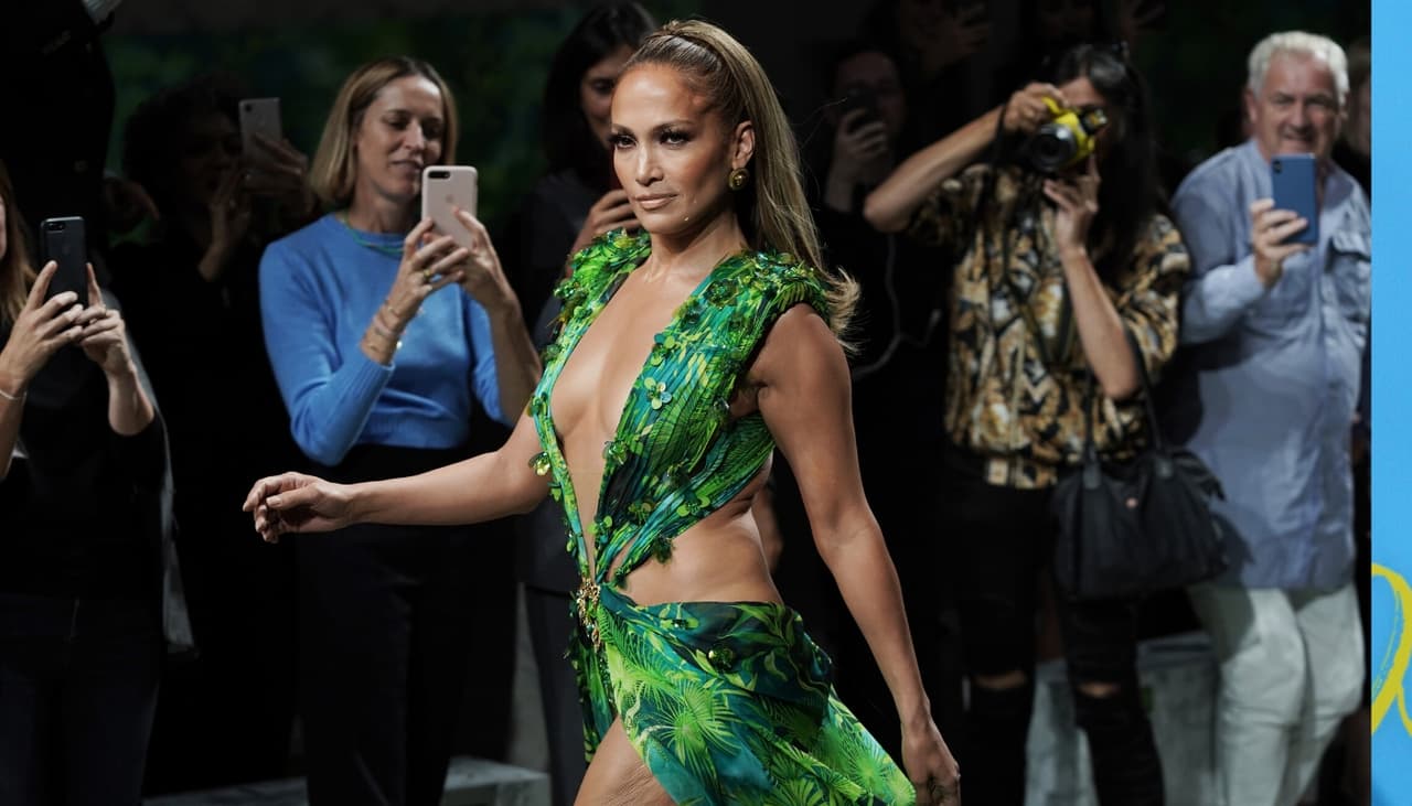 Jennifer Lopez revivió su más famoso y atrevido vestido en SNL al lado de las Rockettes