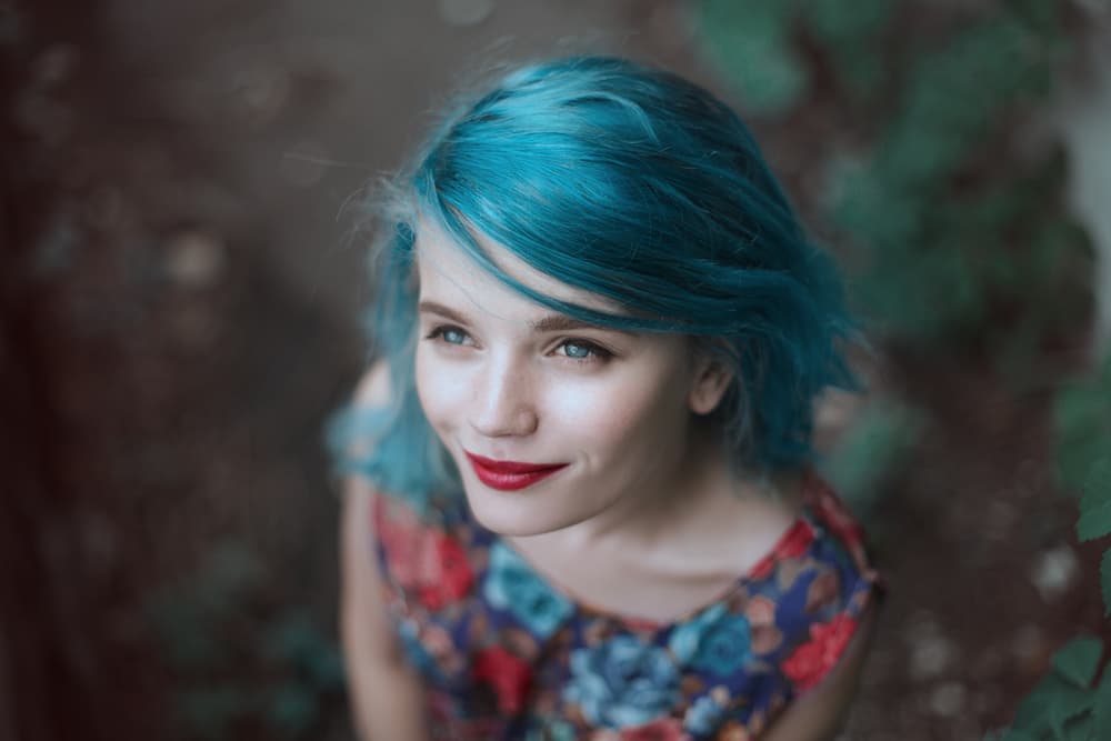 ¿Por qué es imposible tener cabello azul natural, pero sí nos crece rubio o pelirrojo?