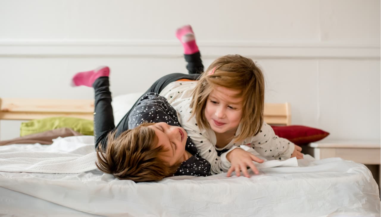 Jugar rudo con tus hijos es mejor de lo que imaginas: conoce todos los beneficios