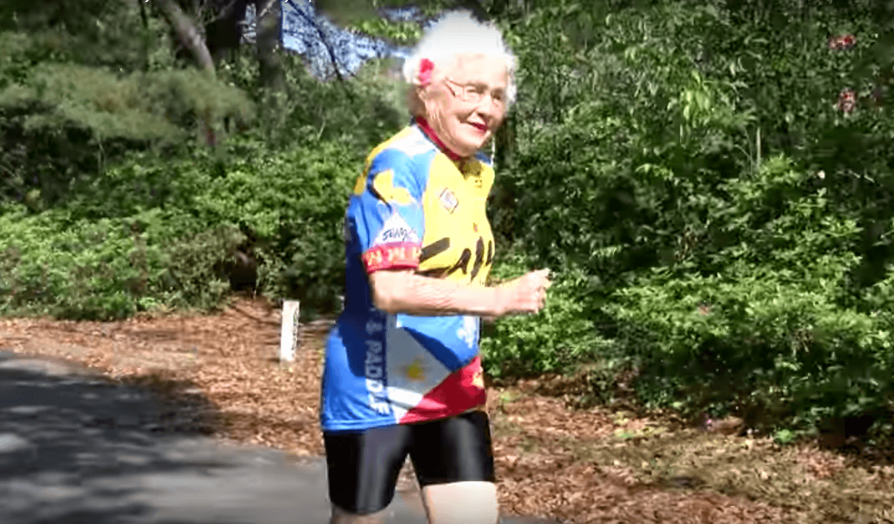 Nunca es demasiado tarde: Julia tiene 101 años y comenzó a competir en carreras