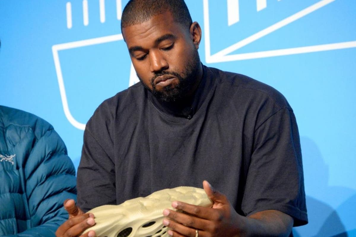 Kanye West lanzó unos nuevos zapatos, pero son tan extraños que sólo desataron memes 