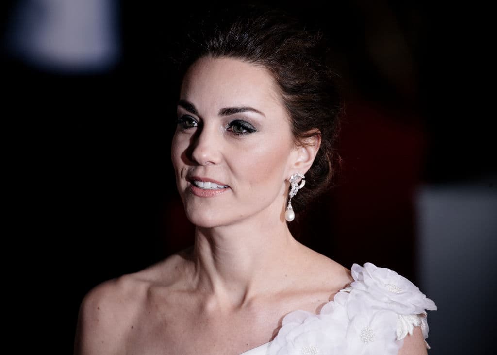 Kate Middleton rompió el protocolo de vestimenta, pero sus zapatos salvaron el momento