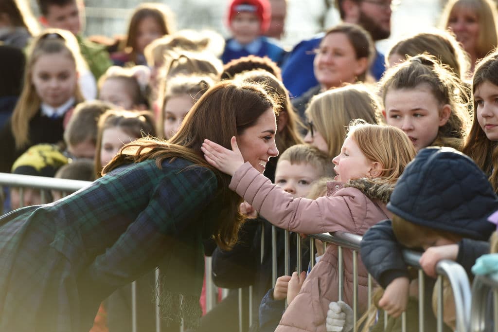 Una niña le tocó el pelo a Kate de la nada y su reacción es TODO (porque quién te quiere, protocolo)