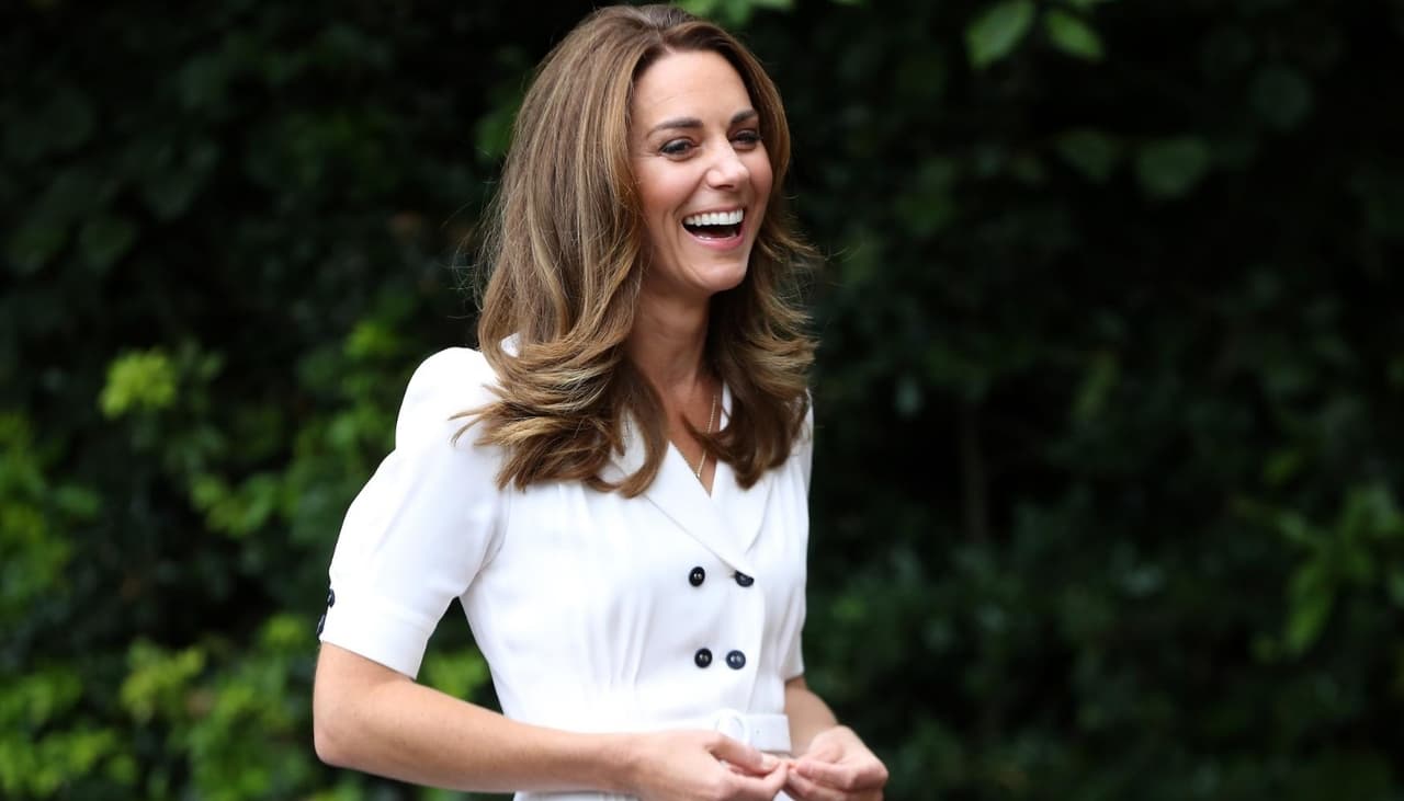 Los vestidos blancos no son aburridos y Kate Middleton mostró cómo darles un toque diferente