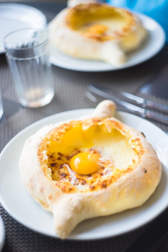 ¿Una delicia mayor que una pizza? Sí, un bote de pan relleno de queso y huevo