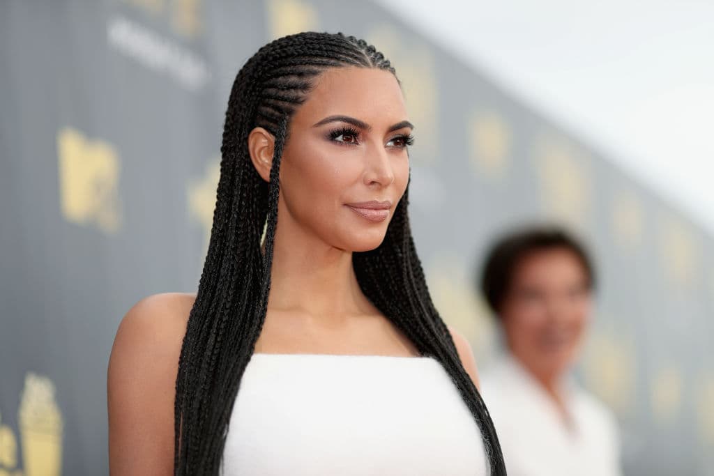 El polvo compacto de Kim Kardashian ganó como el mejor y dejará tu rostro lleno de luz