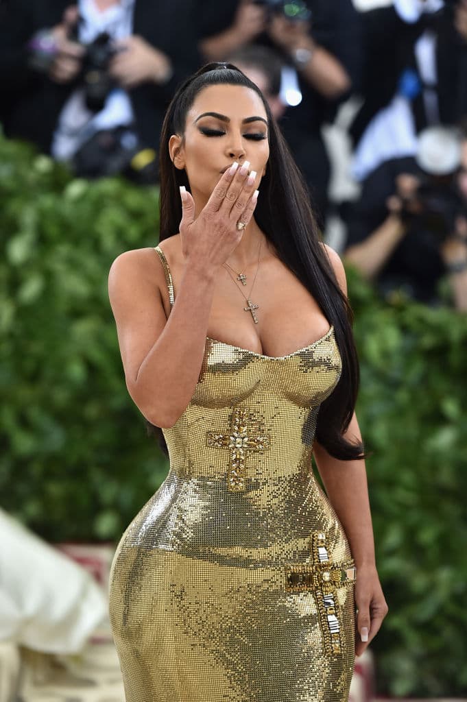 Desde el cabello de vidrio de Kim hasta el neón de Kylie: los mejores looks de las Kardashian en 2018