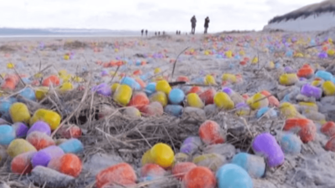 Más de 10 mil huevos Kinder invadieron una playa al norte de Alemania