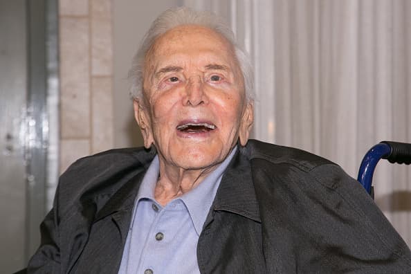 Kirk Douglas apareció en 'Los Simpson' y originó un meme que todavía usas