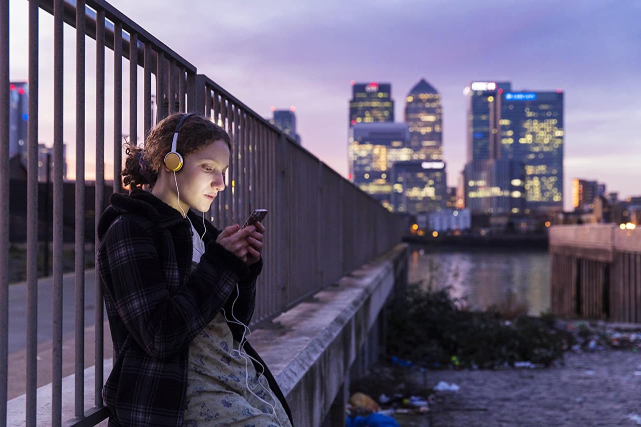 «Kiss Me First», la nueva serie de Netflix ya tiene tráiler y es realmente INCREÍBLE