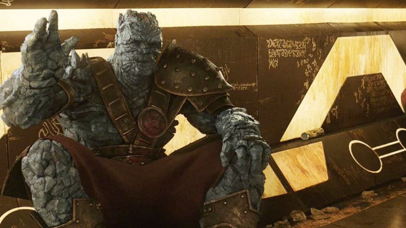 <b>Korg</b>
<br>Este alienígena de cuerpo rocoso en los cómics es gay pero no ha mostrado sus preferencias en la pantalla; sin embargo, el director de ‘Thor: Ragnarok’ Taika Waititi, confirmó en un Instagram Live en abril de 2020 que el personaje es gay, aunque no se le verá alguna pareja muy pronto porque ya perdió a un amor y aun no tiene la valentía suficiente para encontrar otra vez el amor.
<br>