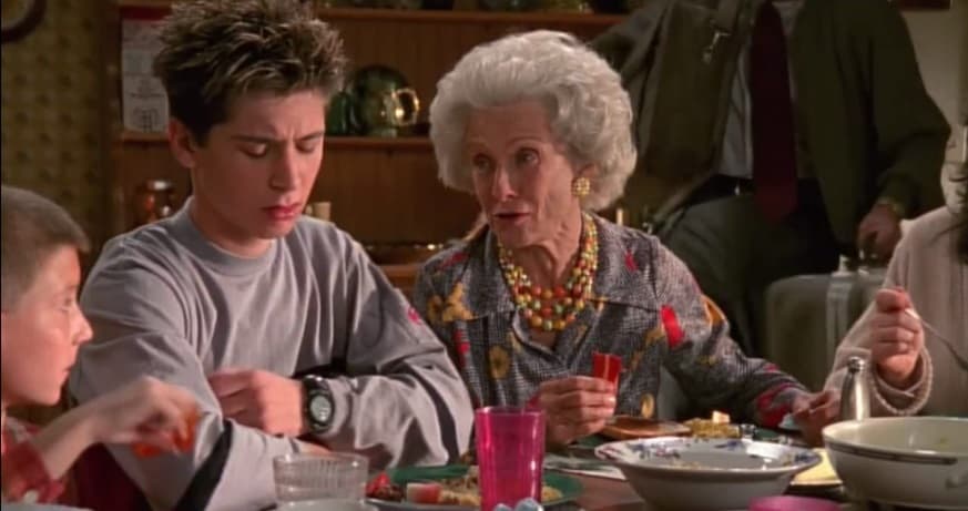 El baile del Día de San Grotto y otros 6 momentos épicos de la abuela de Malcolm