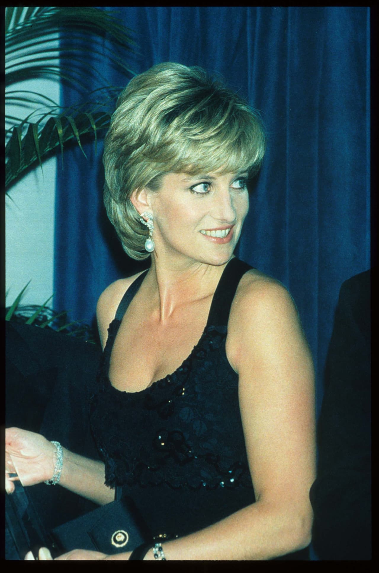 Una vieja postal de Lady Di confirma que el príncipe George es IDÉNTICO a William