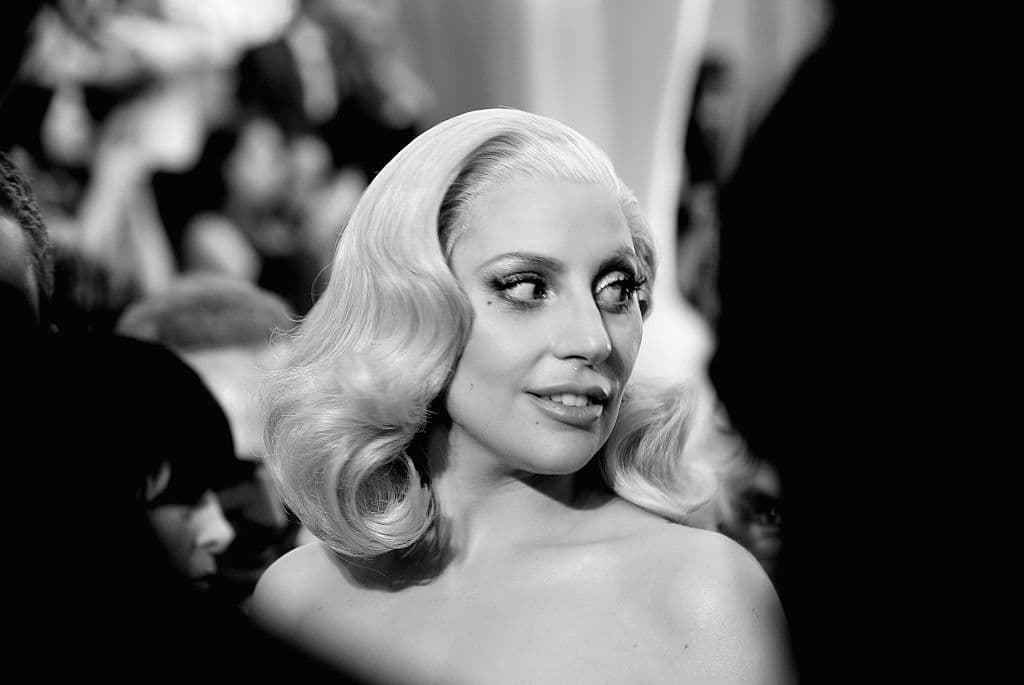 Lady Gaga parece otra mujer: mira su transformación en las fotos de sus últimos looks para los Óscar