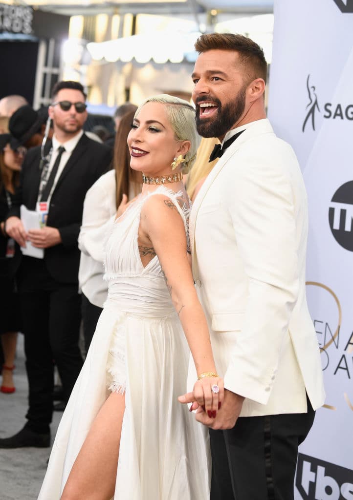 ¿Posar? Lady Gaga y Ricky Martin bailaron como si nadie los estuviera mirando en plena red carpet
