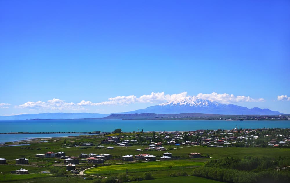 Descubren un castillo legendario de 3000 años en el fondo de un lago