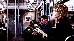 6 situaciones por las que seguro has pasado si lees en el transporte público