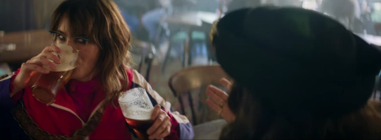 ¡Cersei desenfrenada! Lena Headey se desquicia en el nuevo videoclip de Kasabian