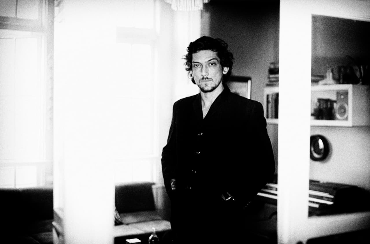 Estas son las razones por las que "amamos" a León Larregui