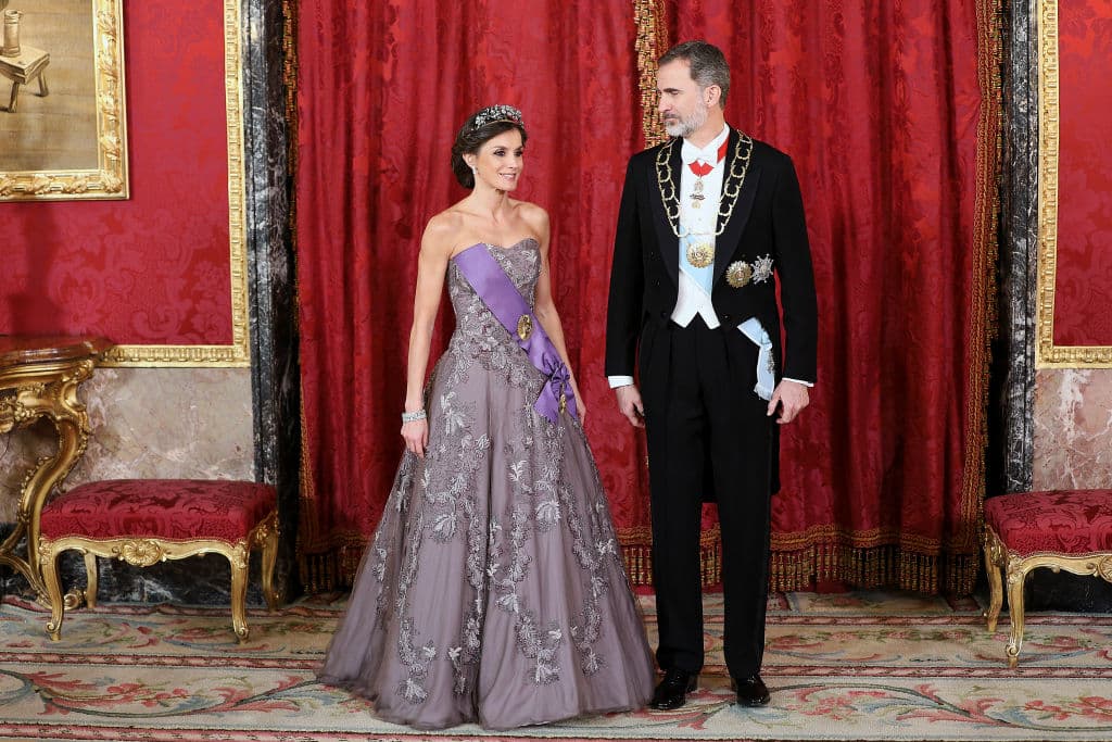 Letizia usó dos outfits iguales en las fotos oficiales de la realeza, sólo cambió el color