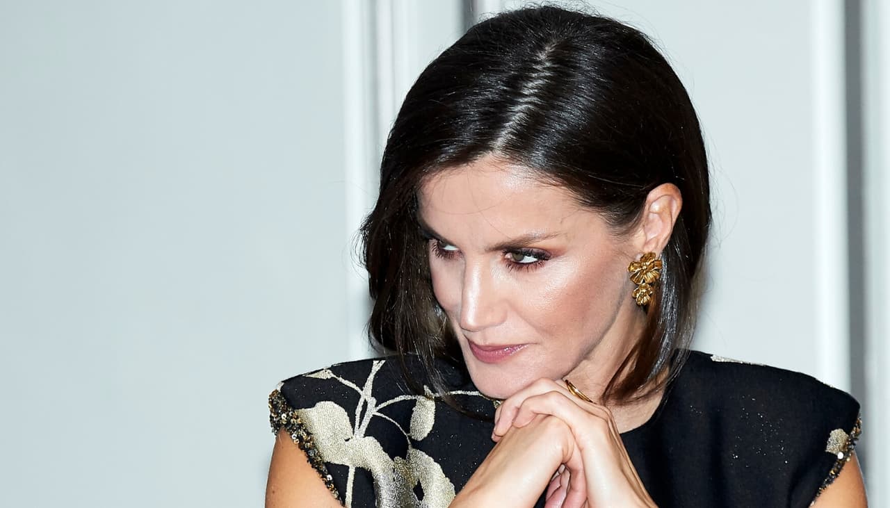 El color negro también le queda a las mujeres muy delgadas y la reina Letizia lo demostró