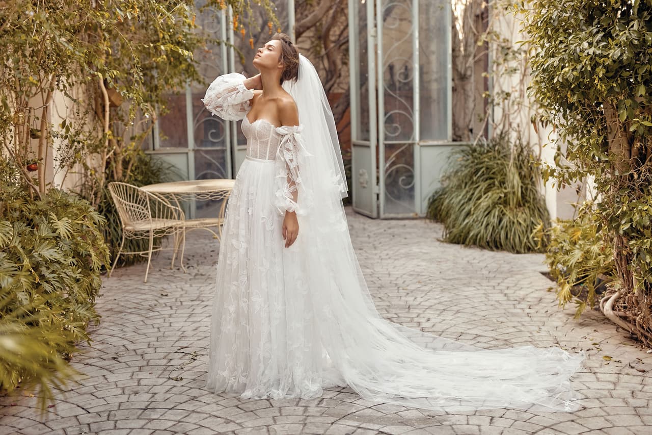 Vestidos de novia 2021: flores, plumas, mangas bombachas y otros detalles que son tendencia