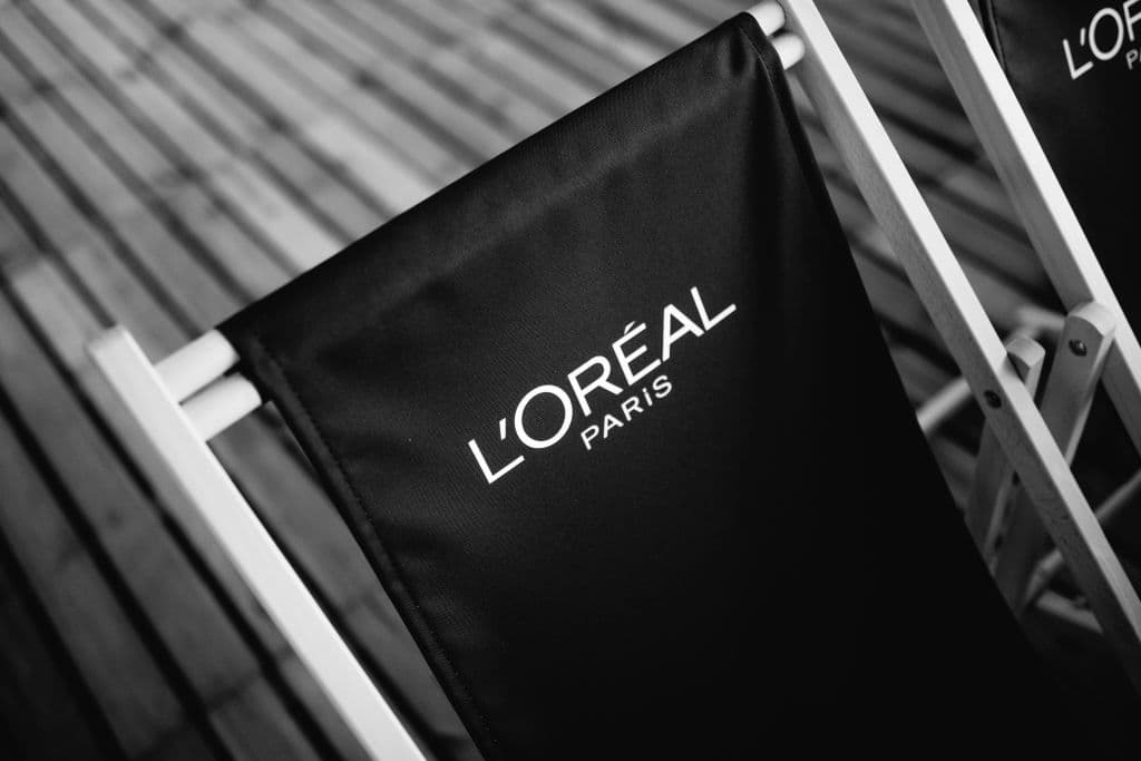 Mujer presenta demanda contra L'Oreal; acusa a la marca de causarle cáncer