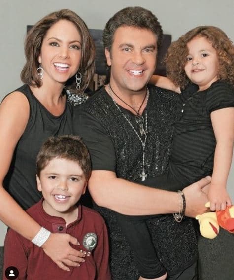 Desde el punto de vista de Mijares, ser vecino de su exesposa y madre de sus hijos es una buena decisión, ya que así 
<a href="https://www.univision.com/famosos/lucerito-mijares-incidente-ropa-nueva-york-humor-fotos">Lucerito</a> y José Manuel han podido convivir con los dos sin problemas.
<br>